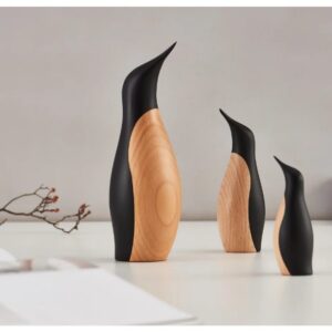 Pingouin en bois signé Hans Bunde édité par Architectmade, une sélection Koeben boutique décoration scandinave Bordeaux.