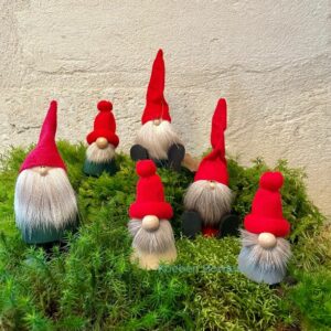 lutin, nisse ou tomtar en bois et poil de renne fabriqué en Suède par Spegels pour une décoration de Noël pleine de malice