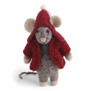 Souris en laine avec veste rouge, un ornement pour le sapin ou la table de Noël proposé par la boutique de décoration scandinave Koeben