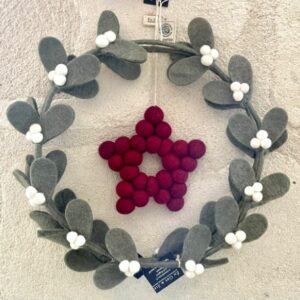 Couronne de Noël en gui et étoile de boules de laine Gry & Sif. Une décoration de Noël Hygge proposé par Koeben boutique scandinave