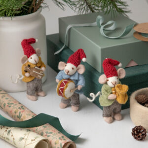 Souris Noël. Figurine musicien en laine bouillie par Gry and Sif