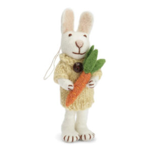 Figurine lapin de Pâques blanc avec une robe jaune tenant une carotte dans ses mains par En Gry and Sif chez Koeben Boutique de décoration Bordeaux
