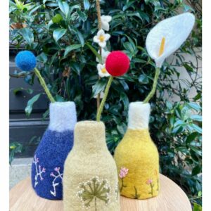 Bouquet de fleurs en laine feutrée ou laine bouillie de forme arum design