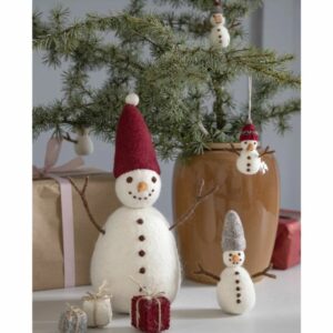 Bonhomme de neige en laine avec bonnet rouge pour une décoration de Noël joyeuse et douce signé Gry & Sif, sélectionné par la boutique Koeben à Bordeaux
