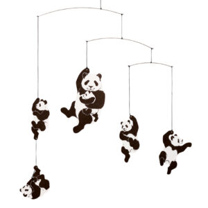 Mobile Panda composés de 5 pandas qui dansent dans les airs pour la décoration de la chambre de bébé par Flensted Mobiles
