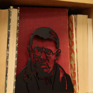 Serre-livres en acier à l'effigie de Jean-Paul Sartre pour ranger sa bibliothèque avec style. Un produit Novellix du designer Jan Landqvist.