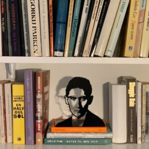 Serre-livres en acier à l'effigie de Franz Kafka pour ranger sa bibliothèque avec style. Un produit Novellix du designer Jan Landqvist.
