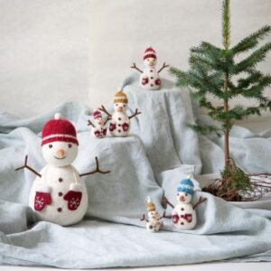 Bonhomme de neige en laine feutrée pour décorer le sapin de Noël. Un ornement Gry & Sif sélectionné par Koeben boutique scandinave décoration Bordeaux