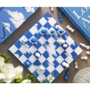 Jeux d'échecs exceptionnellement beau et design pour un grand classique des jeux de stratégie par Printworks. Echiquier ultra brillant décoré de nuages.