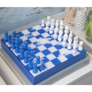 Jeux d'échecs exceptionnellement beau et design pour un grand classique des jeux de stratégie par Printworks. Echiquier ultra brillant décoré de nuages.