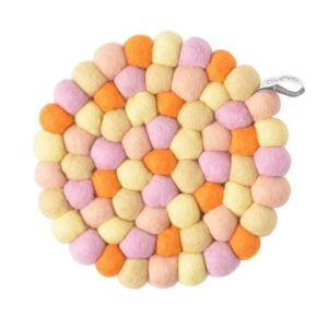 Dessous de plat rond en laine feutrée par Aveva Design composé de boules colorées paour une décoration de table moderne et naturelle