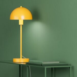 Lampe de table Vienda avec abat-jour en métal. La lampe de bureau rétro du studio Herstal.