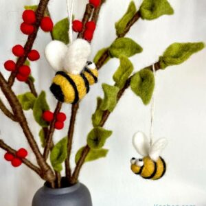 Lot de 3 abeilles en laine bouillie Gry and Sif dans un bouquet de fleurs pour une décoration intérieure ludique et nature.