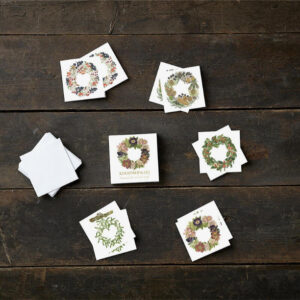 mini cartes de Noël illustrées de couronnes avec enveloppes pour glisser quelques mots avec un cadeau éditées par Koustrup and Co