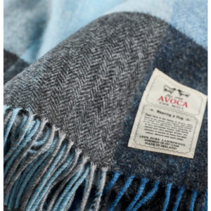 Plaid en laine vierge d'agneau modèle Denim tissé en Irlande par Avoca