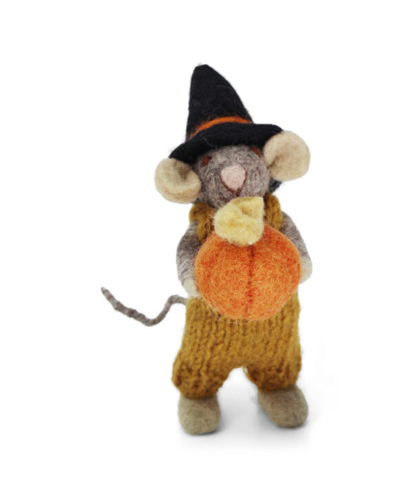 Figurine Halloween souris avec citrouille en laine naturelle par Gry and Sif chez Koeben boutique de décoration Bordeaux