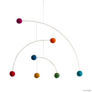 Mobile Bounce multicolore en laine et acier de Louise Helmersen et fabriqué à la main au Danemark par Livingly