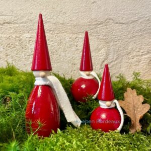 Père Noël en bois fabriqué à la main en Suède pour une décoration de Noël pleine de malice par Spegels