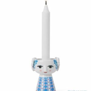 Bougeoir Eva en porcelaine de Bjørn Wiinbad de hauteur 95 mm au décor bleu. S'utilise avec une chandelle de diamètre 22 mm ou une bougie chauffe-plat.