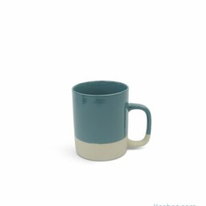 Mug en grès 350 ml de la collection Cyl signée Kinta fabriqué à la main.