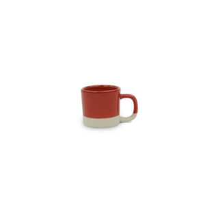 Tasse à café Cyl en grès émaillé rouge signée Kinta pour une décoration de table naturelle.