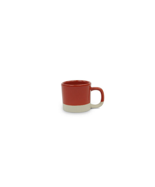 Tasse à café Cyl en grès émaillé rouge signée Kinta pour une décoration de table naturelle.