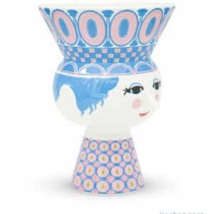 Vase Carmen bleu de Bjørn Wiinblad en céramique, hauteur 20 cm. Une pièce de collection pour les amateurs de design scandinave disponible chez Koeben boutique de décoration à Bordeaux - France.