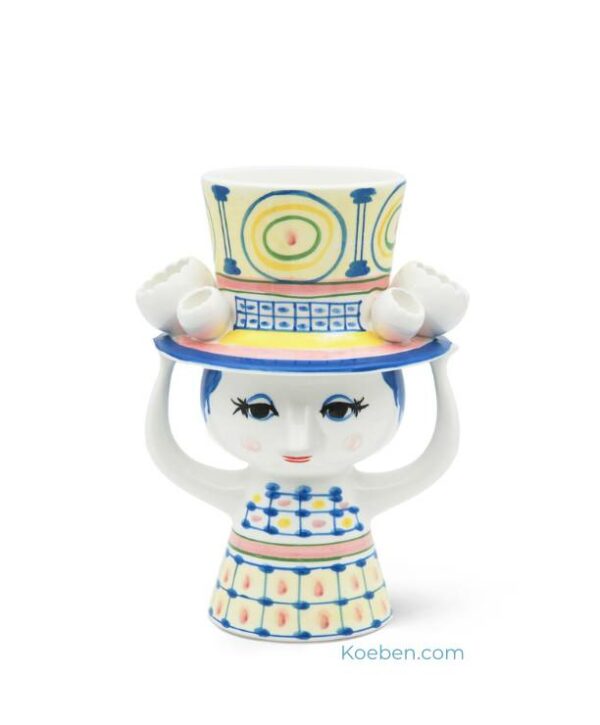 Vase Lady with Hat de Bjørn Wiinblad en céramique, peint à la main, hauteur 20.5 cm, couleur bleu. Une pièce de collection pour les amateurs de design scandinave disponible chez Koeben boutique de décoration à Bordeaux - France.