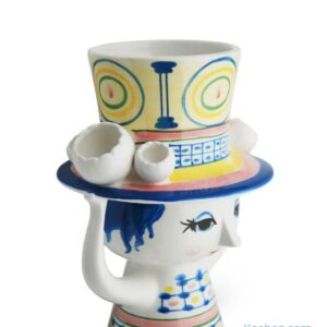 Vase Lady with Hat de Bjørn Wiinblad en céramique, peint à la main, hauteur 20.5 cm, couleur bleu. Une pièce de collection pour les amateurs de design scandinave disponible chez Koeben boutique de décoration à Bordeaux - France.