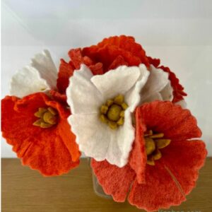 Fleur de coquelicot en laine bouillie pour un bouquet design par Gry and Sif