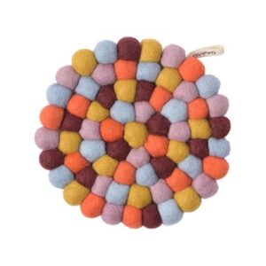 Dessous de plat Festive composé de boules en laine feutrée dessiné par Aveva Design pour protéger vos meubles de la chaleur.