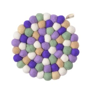 Dessous de plat Provence composé de boules en laine feutrée dessiné par Aveva Design pour protéger vos meubles de la chaleur.