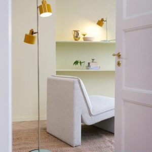 Lampadaire Océan de Dyberg. Un luminaire sur pied à 2 lampes orientables pour éclairer avec style votre intérieur.