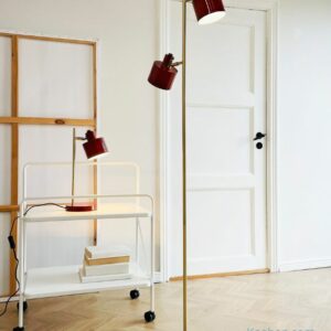 Lampadaire Océan de Dyberg. Un luminaire sur pied à 2 lampes orientables pour éclairer avec style votre intérieur.
