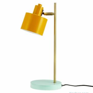 Lampe de table Ocean en laiton et métal laqué par Dyberg Larsen. Une lampe design articulée pour léclairer avec style un bureau, le salon ou une chambre.