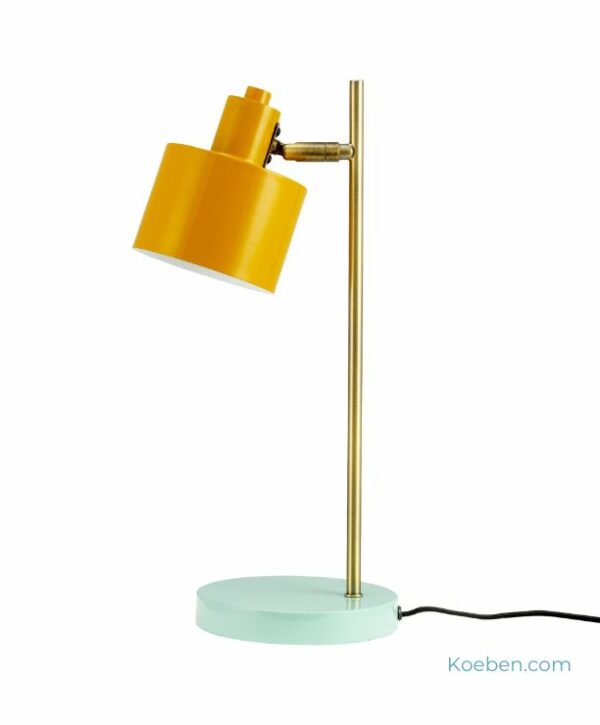 Lampe de table Ocean en laiton et métal laqué par Dyberg Larsen. Une lampe design articulée pour léclairer avec style un bureau, le salon ou une chambre.