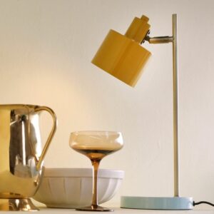 Lampe de table Ocean en laiton et métal laqué par Dyberg Larsen. Une lampe design articulée pour léclairer avec style un bureau, le salon ou une chambre.