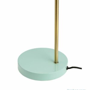 Lampe de table Ocean en laiton et métal laqué par Dyberg Larsen. Une lampe design articulée pour léclairer avec style un bureau, le salon ou une chambre.