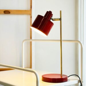 Lampe de table Ocean en laiton et métal laqué par Dyberg Larsen. Une lampe design articulée pour léclairer avec style un bureau, le salon ou une chambre.