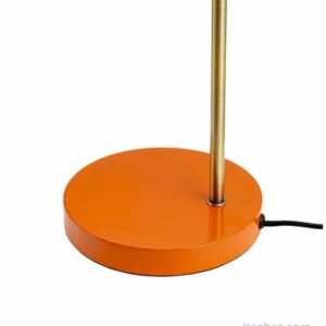 Lampe de table Ocean en laiton et métal laqué par Dyberg Larsen. Une lampe design articulée pour léclairer avec style un bureau, le salon ou une chambre.