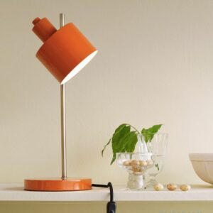 Lampe de table Ocean en laiton et métal laqué par Dyberg Larsen. Une lampe design articulée pour léclairer avec style un bureau, le salon ou une chambre.