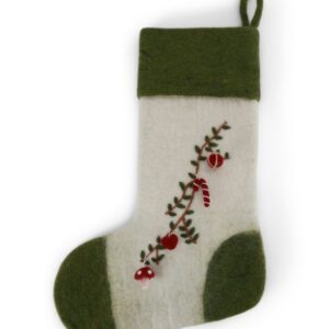 Chaussette de Noël en laine bouillie ornée d'une guirlande par Gry and Sif pour un noël traditionnel scandinave