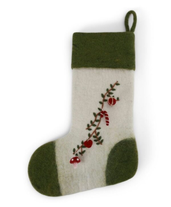 Chaussette de Noël en laine bouillie ornée d'une guirlande par Gry and Sif pour un noël traditionnel scandinave