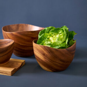 Saladier Flare en bois d'acacia tourné signé Kinta pour une décoration de table authentique et naturelle