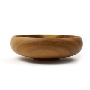 Coupe à fruits ou saladier en bois d'acacia massif tourné à la main de la marque Kinta sélectionné par Koeben boutique de cadeaux et décoration.
