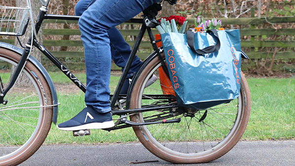 La marque danoise Cobags a créé un sac cabas qui se transforme en sacoche vélo durable et très fonctionnel.