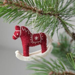 Ornement Cheval de Dala en laine feutrée pour décorer son sapin de Noël dans la tradition d'un Noël scandinave par Gry and Sif.