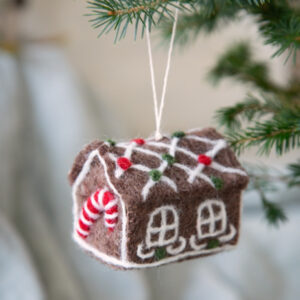 Ornement Maison Pain d'épices pour décorer le sapin de Noël avec élégance et douceur par Gry and Sif.
