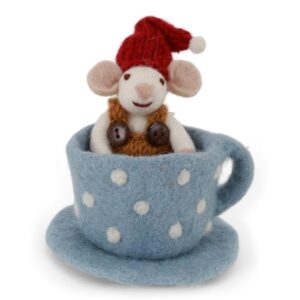 Décoration de noël souris espiègle dans une tasse en laine bouillie par Gry and Sif. Une sélection Koeben boutique de décoration pour un Noël scandinave.
