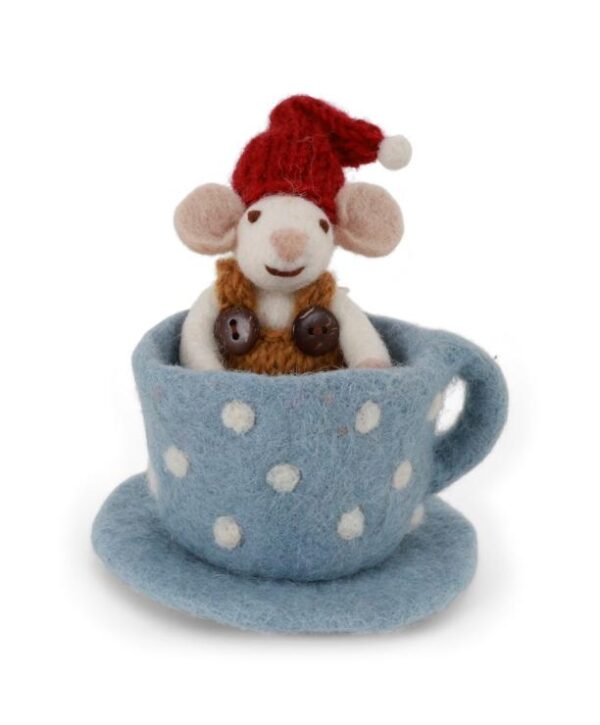 Décoration de noël souris espiègle dans une tasse en laine bouillie par Gry and Sif. Une sélection Koeben boutique de décoration pour un Noël scandinave.